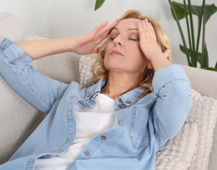 Woman experiencing brain fog and difficulty concentrating