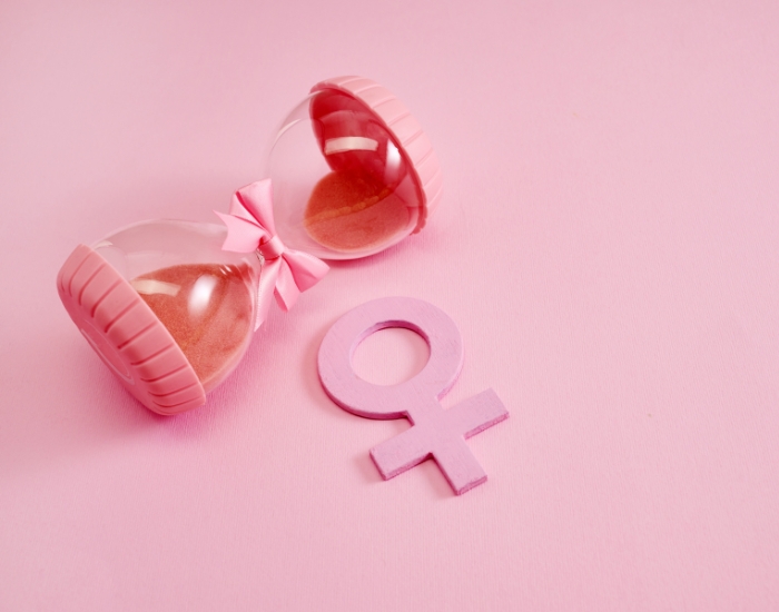 Woman in her 40s reviewing perimenopause symptoms checklist